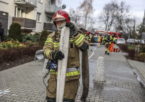 Zielona Góra. Dwulatek zatrzasnął mamę na balkonie, wezwano strażaków