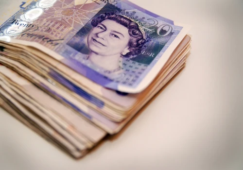 Paradoks pomocy zostaje na kolejne dwa lata. DWP daje, HMRC zabiera