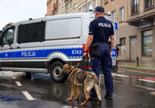 Kobieta z raną głowy znaleziona na klatce schodowej. Trwa obława za strzelcem