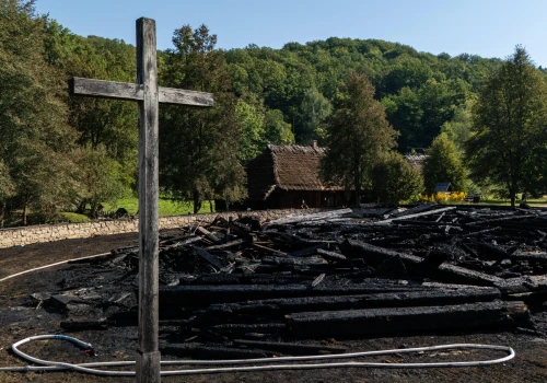 Z pożaru kościoła w Sanoku ocalał tylko krzyż. 
