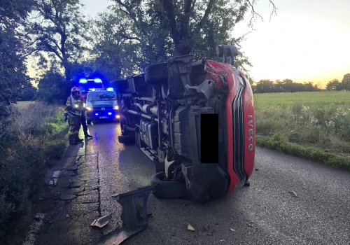 Przewrócony pojazd na drodze