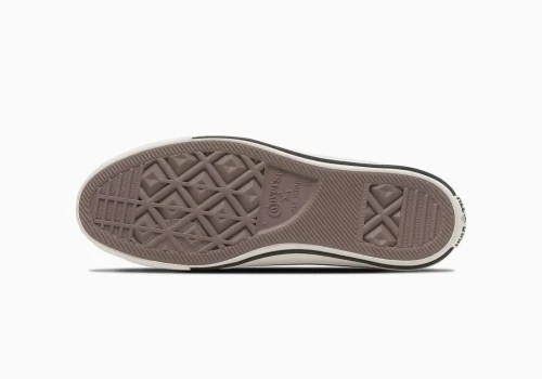 Converse połączył All Stary z kurtką lotniczą. Cena jest równie dobra jak sam pomysł