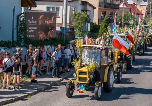Zjawiskowy korowód w Kroczycach. Mieszkańcy i rolnicy zachwycili pomysłowością