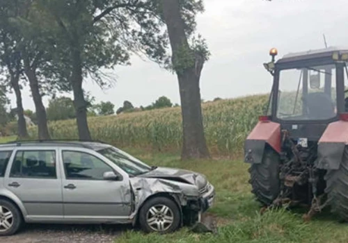 Traktor zderzył się z samochodem. Ranne dziecko w szpitalu