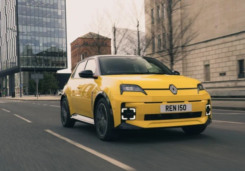 Nowe Renault 5 podbija Europę, ale we Włoszech przegrywa nawet z ë-C3 Aircross