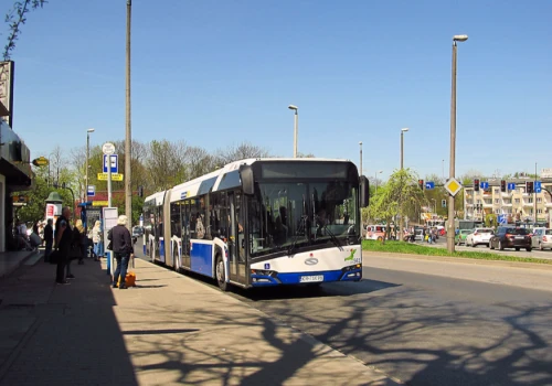 Prawo jazdy, kwalifikacje i badania: wymogi wobec kierowców autobusów
