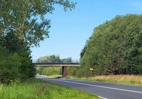 Miała tędy biec potężna autostrada. Dzisiaj jest po prostu droga wojewódzka