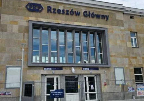 Paraliż na stacji Rzeszów Główny. Kontrterroryści i opóźnione pociągi przez porzuconą walizkę
