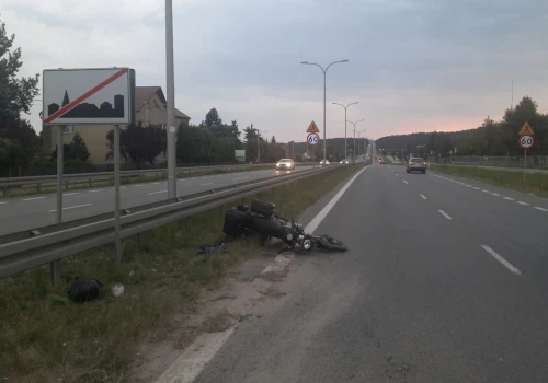 Motocykl uderzył w bariery. Karetka odwiozła ranną