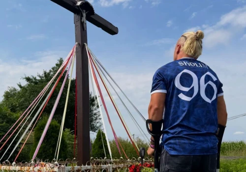 Skolim o kulach modli się przed krzyżem. Wyjątkowa prośba artysty