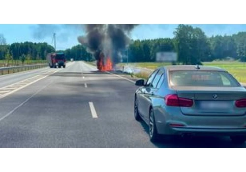 Krapkowice: Za płonącym samochodem ruszyła policja