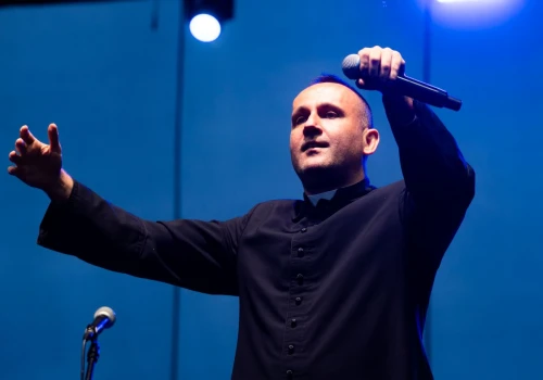 Rapujący duchowny i Rodzina Pospieszalskich. Wyjątkowy koncert upamiętnił rocznice śmierci ks. Romana Kotlarza
