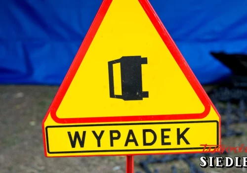 Zderzenie BMW z motocyklem na DK63 w Białkach. Policja szuka kierowcy auta