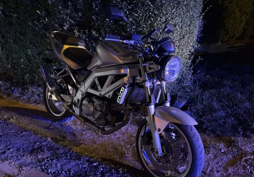 Wypadek z udziałem motocykla w Hałcnowie. Ranny kierowca jednośladu w szpitalu