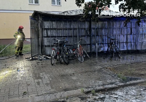 Kłęby czarnego dymu nad miastem. Płonęła altana i rowery na Mokotowie