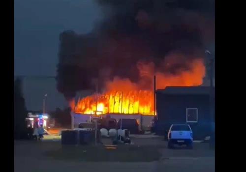 Pożar w sortowni odpadów. W akcji bierze udział 100 strażaków