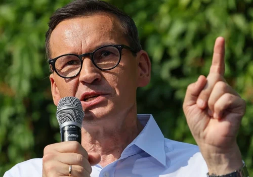 Morawiecki odpowiada na krytykę: To nie pieniądze z helikoptera