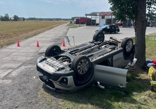 Groźny wypadek na DK62 w Chociszewie. Trzy osoby trafiły do szpitali po zderzeniu Volkswagena i Suzuki