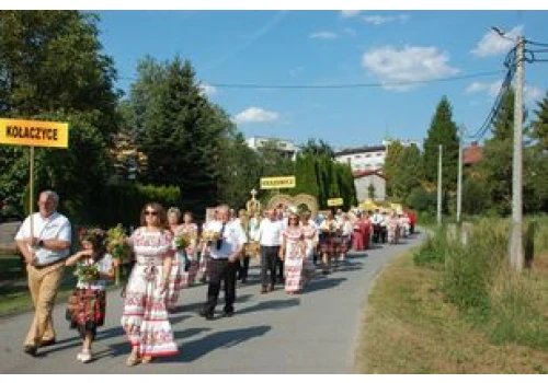 Gminne święto plonów w Kołaczycach. Podtrzymana piękna tradycja. Tłumy na koncercie Łobuzów. Publiczność rozgrzała Chaosfera