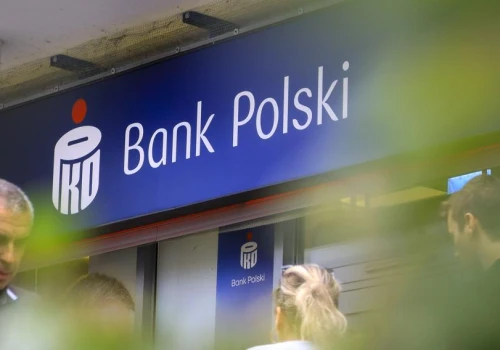Procedury bezpieczeństwa PKO BP nie zatrzymały oszustwa. Klientka wypłaciła 96 tys. zł