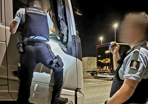 Pobita kobieta i sen za kierownicą z piwem w dłoni – przemoc na parkingu
