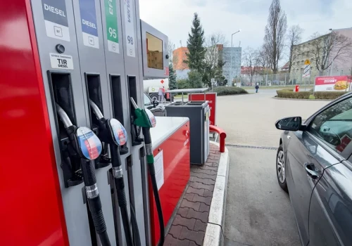 Paliwo w nocy potaniało. Nawet 1,29 zł mniej na litrze