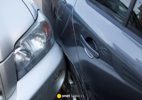 Seniorka za kierownicą uszkodziła cztery auta. Nietypowa kolizja na osiedlu w Bielsku-Białej