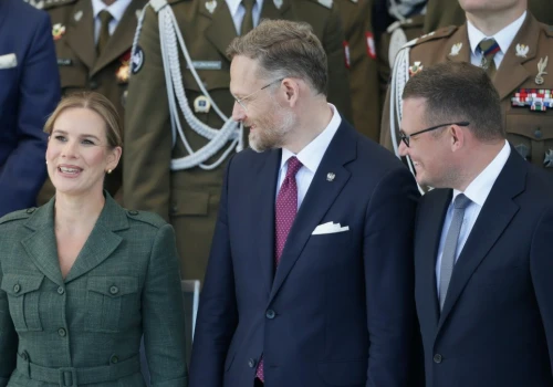 Uwaga skupiła się na Nawrockiej pośród tłumu. Zrobiła to specjalnie?