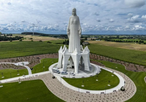 Pomnik Maryi w Konotopiu. Wielki monument, mało duchowości?