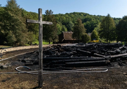Ze spalonego Kościoła ocalał krzyż. Zdjęcia z Sanoka przykuwają uwagę