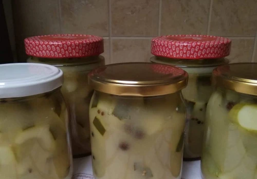 Słoiki z przetworami nie chcą się zassać? Ta metoda babci jest niezawodna