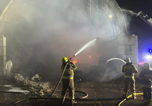Trwa dogaszanie pogorzeliska po pożarze w sortowni odpadów