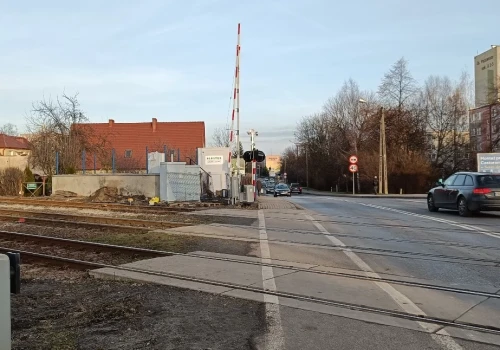 Szlabany nie działały, pociągi jechały. Chwile grozy na przejeździe na ul. Grodkowskiej