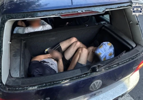 8 osób w aucie bez szyby, dwie w bagażniku. Szokująca interwencja drogówki