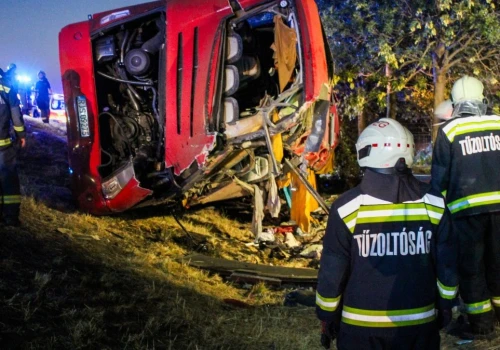 Muzyk na miejscu tragedii polskiego autokaru. 