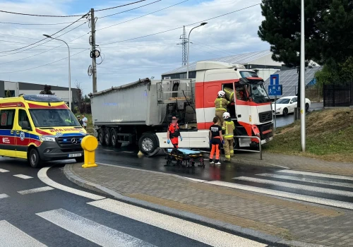 Ciężarówka staranowała kilka samochodów na Krakowskiej. Droga całkowicie zablokowana