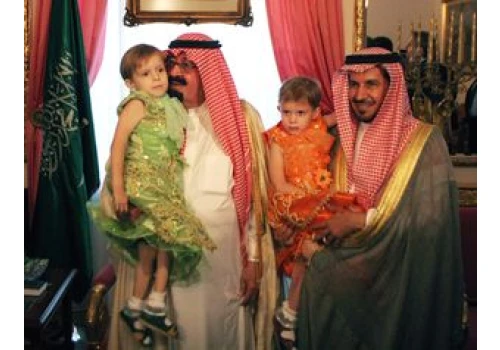 Pomógł im książę Arabii. Jak bliźniaczki syjamskie wyglądają teraz?