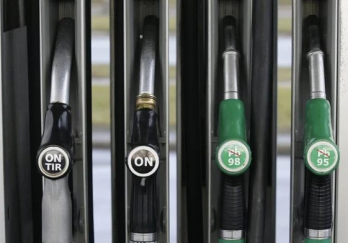 W poniedziałek maksymalne ceny paliw: benzyna Pb95 – 6,41 zł za litr, diesel – 7,37 zł za litr. Ceny ropy naftowej na świecie wahają się