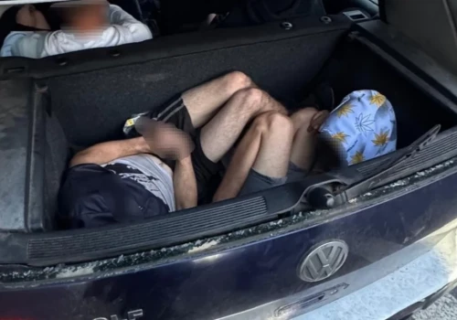 Osiem osób w rozwalonym Volkswagenie. Trafili na patrol drogówki
