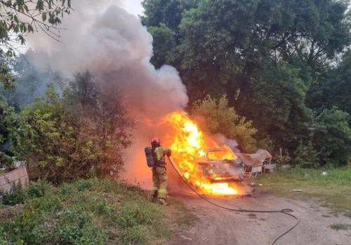 Pożar samochodu na ul. Wojska Polskiego. Na miejscu strażacy