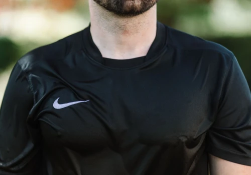 Naszywki Nike z Allegro za 25 zł. Rodzice oszczędzają na odzieży, a sprzedawcom grozi więzienie