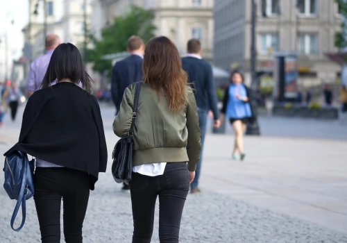Ilu mieszkańców Polski przebywa czasowo we Francji? Najnowsze dane GUS