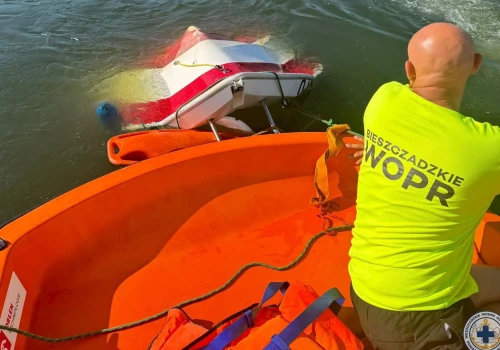Dramatyczna akcja ratunkowa na Jeziorze Solińskim. Cztery osoby w wodzie, łódź prawie zatonęła