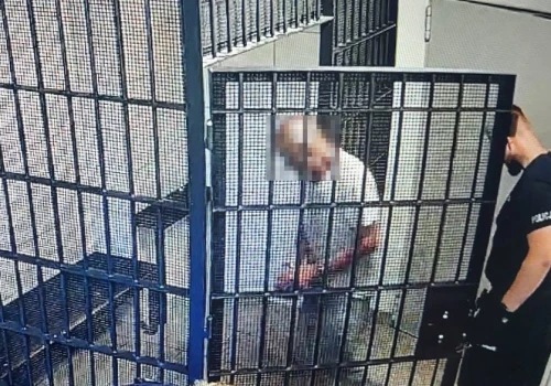 75-latek zaatakował policjantów maczetą, siekierą i nożem. Wcześniej groził żonie