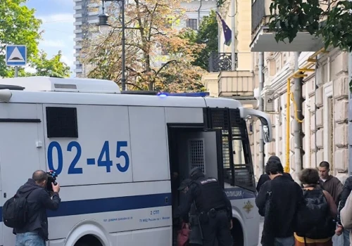 Rosyjski Sąd Najwyższy rozpatruje skargę antywojennej partii Jabłoko. Dochodzi do zatrzymań