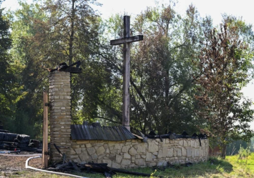 Zabytkowy kościół strawił ogień, został tylko krzyż. Będzie rekonstrukcja?