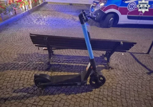 Pijany 26-latek wiózł nastolatkę na hulajnodze i wjechał w ławkę. Ranna 17-latka trafiła do szpitala