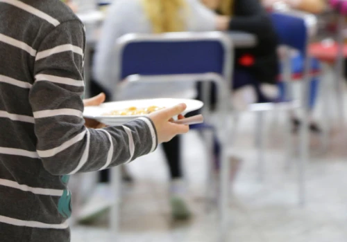 Od września zmiany na stołówkach w Krakowie. Mniej mięsa, więcej roślinnych posiłków