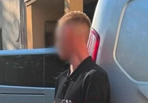 Agresywny mężczyzna z nożem na Placu Szembeka. 