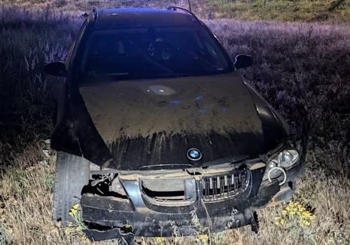 Uciekał BMW przed policją w Kościelcu. 33 latek wypadł z drogi, potem uciekał pieszo